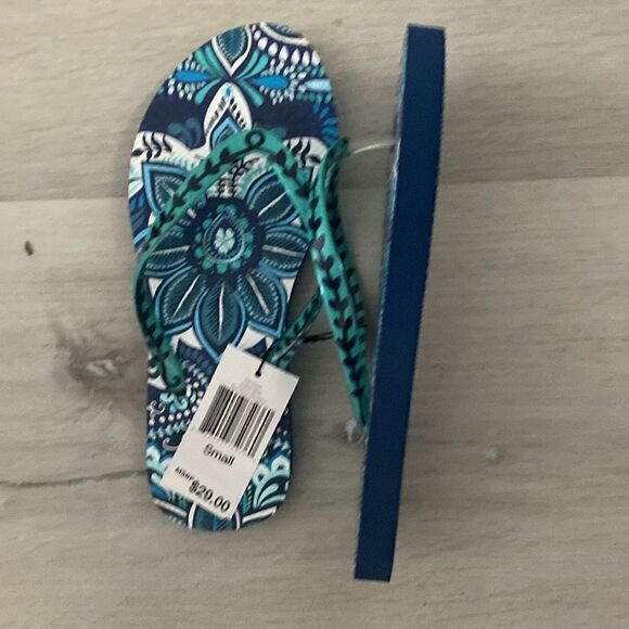 NWT- Vera Bradley- Blue Island Medallion Flip Flops- Size Small ( 5-6) - Picture 4 of 6